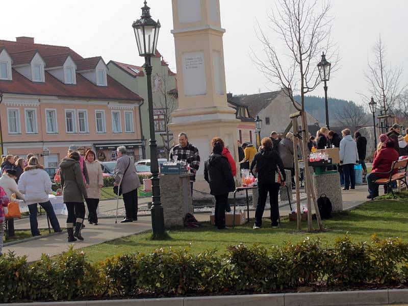 Velikonočnímu jarmárku v Neveklově přálo počasí, tak se mohl uskutečnit venku. 