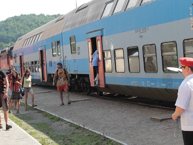 Zkrácení jízdních dob brzdí zdlouhavé křižování vlaků, které čekají na protijedoucí spoj až čtvrt hodiny. 