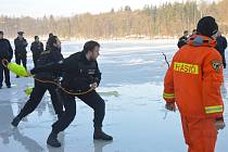 Nácvik záchrany tonoucího v Konopišťském rybníku po prolomení ledu.