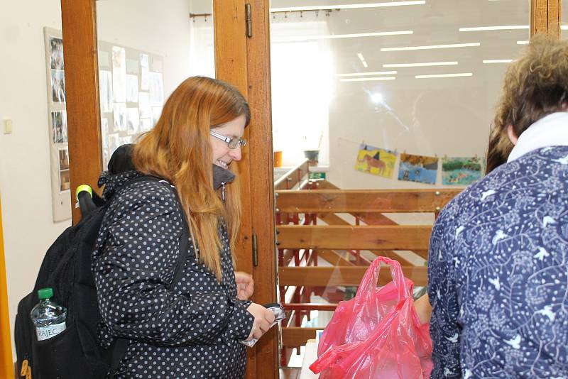 Z prodejní výstavy výrobků z ateliérů Integrovaného centra sociálních služeb Tloskov v Domě dětí a mládeže v Benešově.