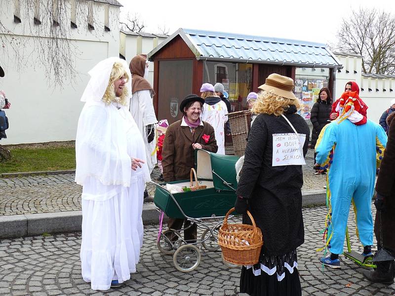 Masopust zahájili také v Pyšelích, a to tradičním průvodem masek.