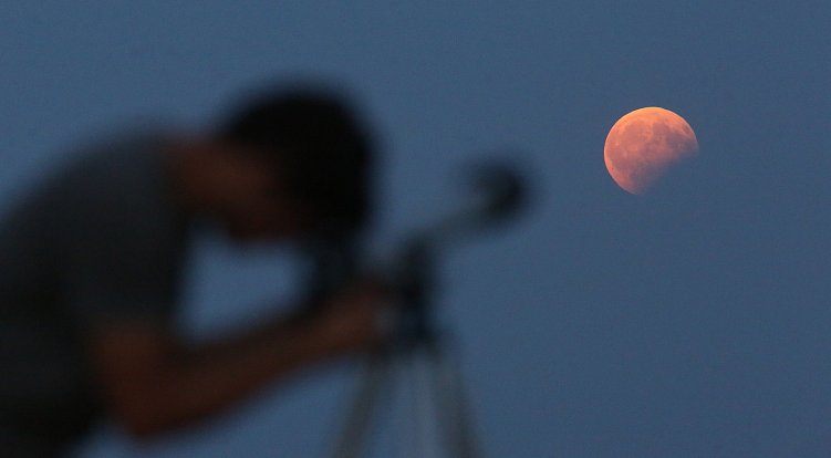 Částečné zatmění měsíce. Archivní fotografie.