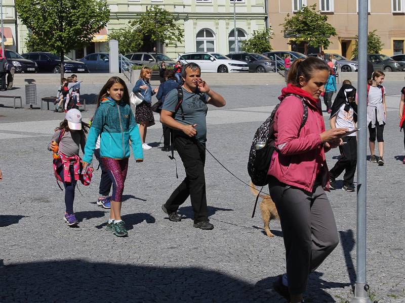 Po cestě byla startovná stanoviště pro turisty, kteří bydleli podél trasy, na Benešovsku to bylo v Týnci nad Sázavou, ve Voticích a také v Miličíně vyšli vozíčkáři a zdravotně hendikepovaní.