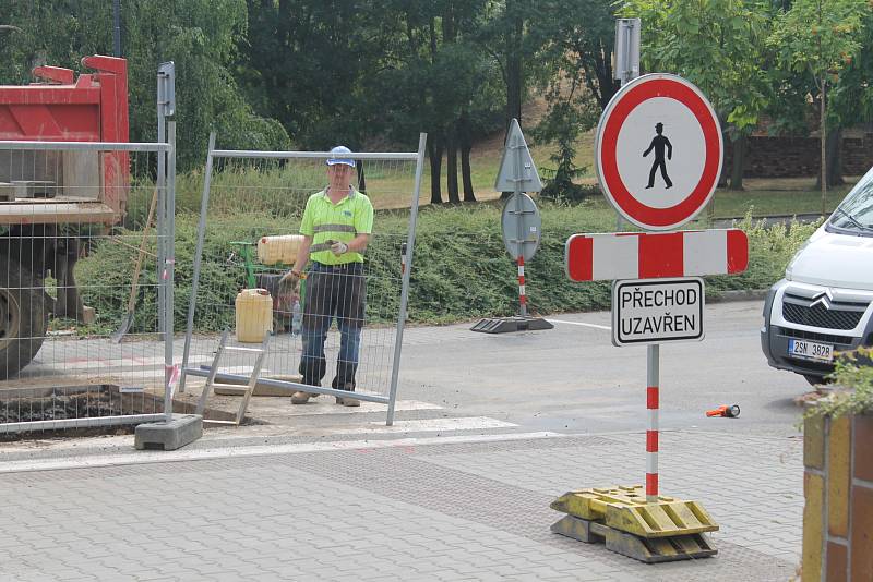 Propadlá vozovka komplikuje dopravu v Benešově.