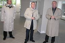 Zatím poslední DPS v Benešově otevírali v červnu 2009 místostarosta Roman Lajpert, poslanec František Vnouček a starosta Petr Kouba.