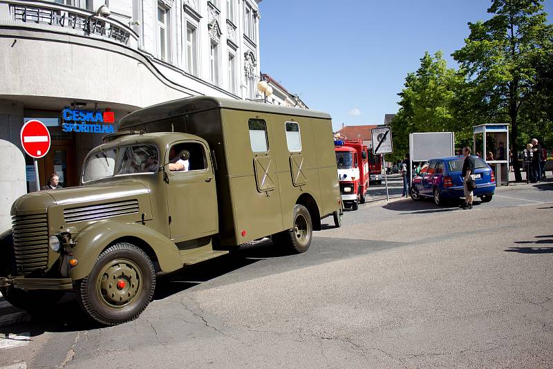 Hasičský den na Konopišti zahájili účastníci na Masarykově náměstí v Benešově.