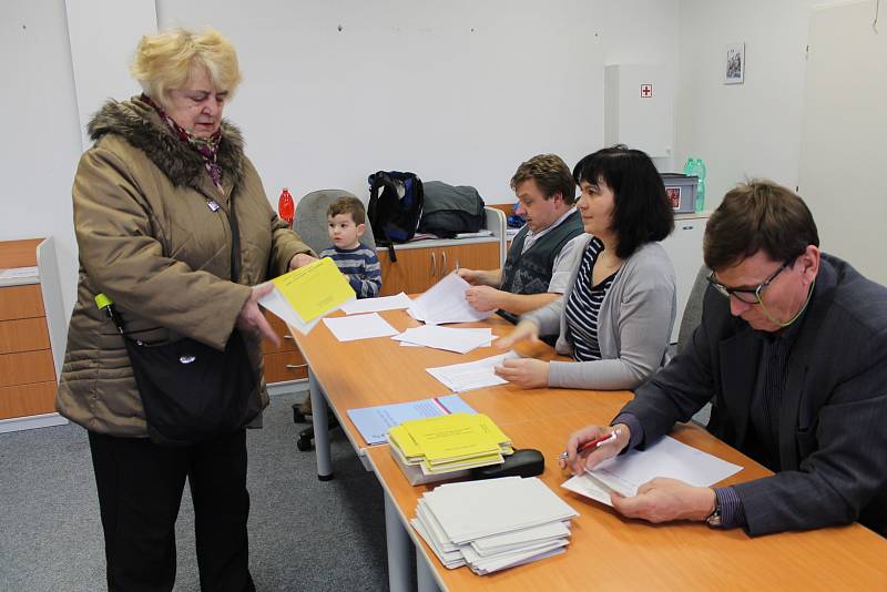 První den prezidentských voleb v Neveklově.