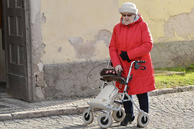 Před kostelem sv. Mikuláše v Benešově bylo v neděli rušno