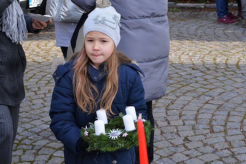 Před kostelem sv. Mikuláše v Benešově bylo v neděli rušno