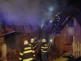 Požár domu v Kelcích u Neveklova a zjišťování jeho příčin.