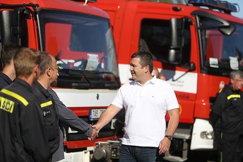 Z předávání zásahových vozidel středočeským sborům dobrovolných hasičů v Říčanech.