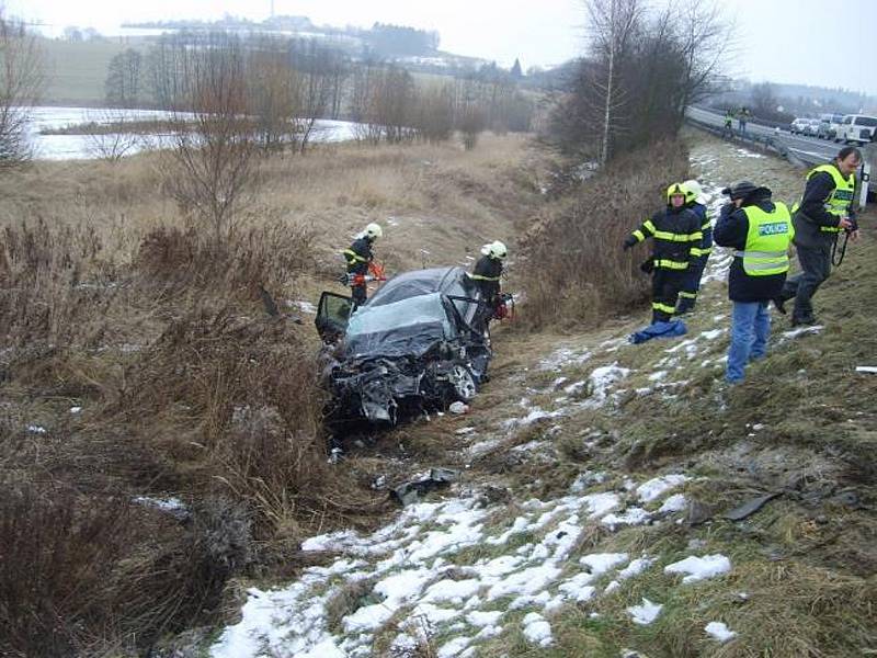 K dvojnásobnému úmrtí při srážce Opelu Astra s autobusem došlo v tomické šikaně v sobotu 7. února ráno po půl sedmé. 