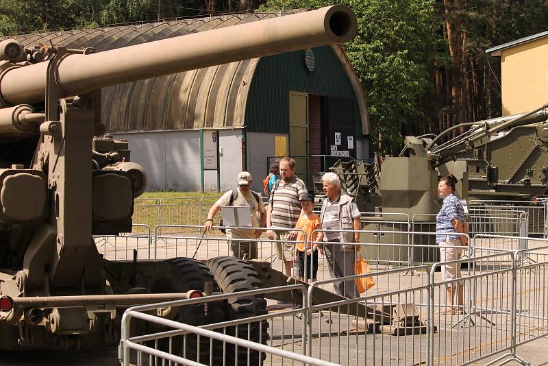 Vojenské technické muzeum se opět po roce velkolepě otevřelo veřejnosti. Dvacátou druhou sezonu zahájil průlet letounů i ukázka bitvy u Zborova.