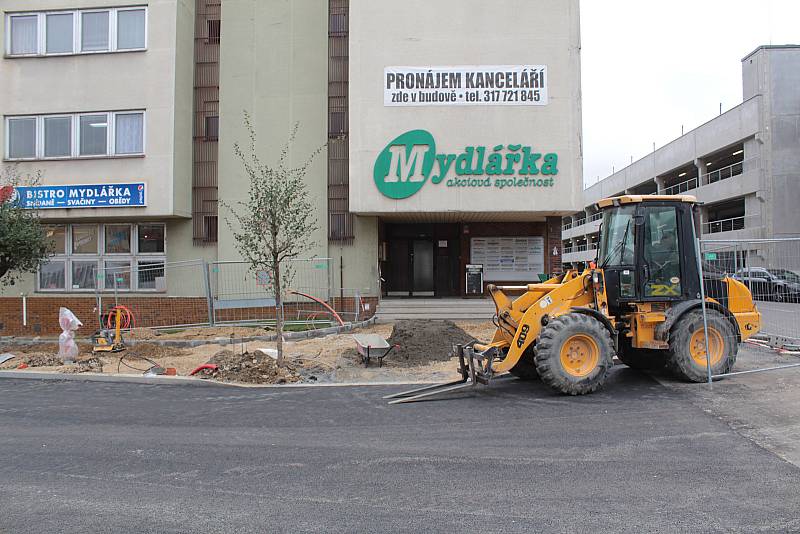 Tři dopravní stavby v Nádražní ulici v Benešově: parkovací dům, dopravní terminál a okružní křižovatka.