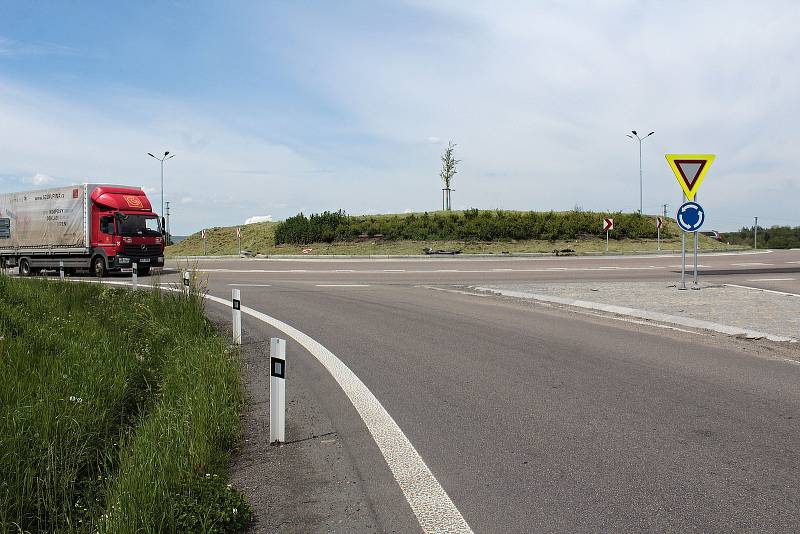 Stopy do dopravní nehodě na křižovatce U Topolu v Benešově.