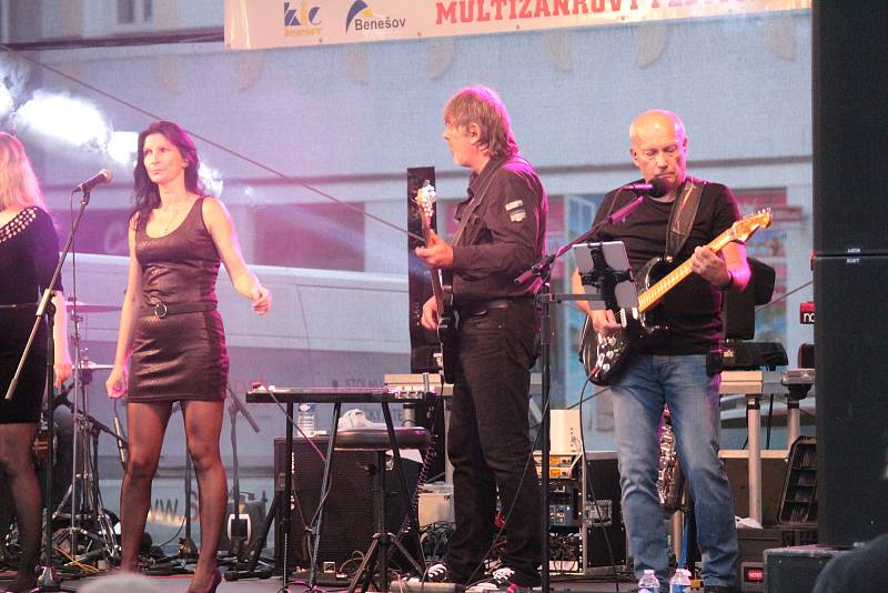 Vystoupení kapely Czech Floyd na Masarykově náměstí v Benešově 21. srpna 2019.