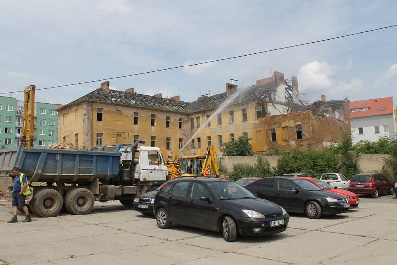 Bourání objektů v bývalých Pražských kasárnách.