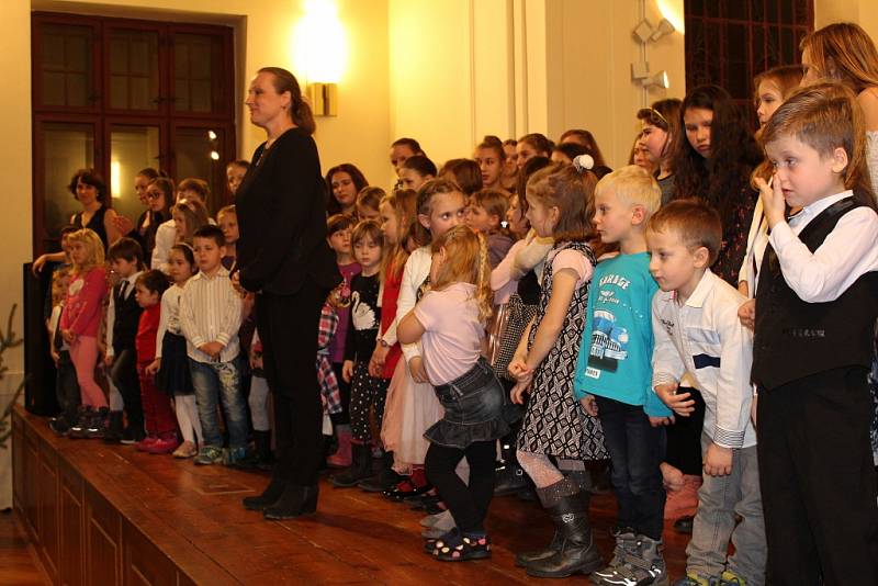 Jedna z částí obrovského koncertu plného koled se konala také v aule Gymnázia Benešov