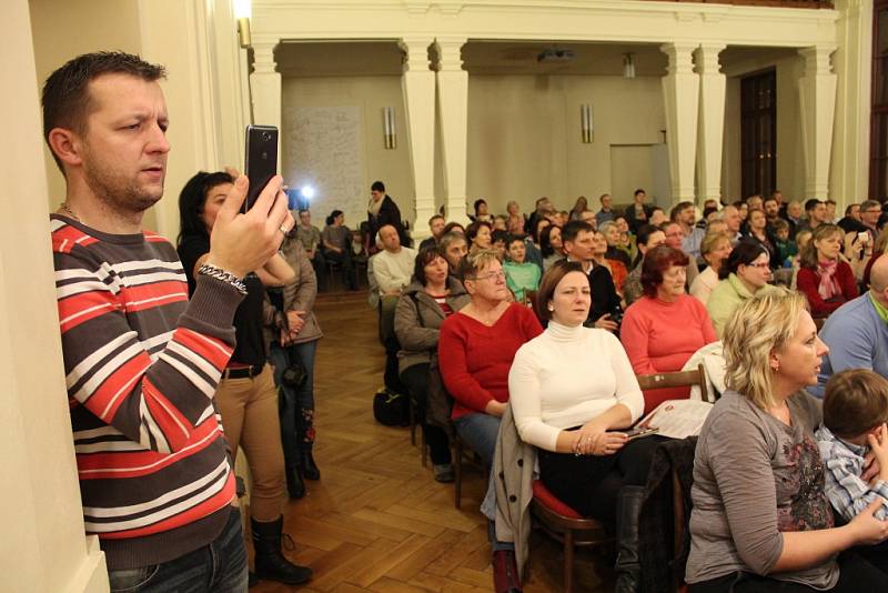 Jedna z částí obrovského koncertu plného koled se konala také v aule Gymnázia Benešov