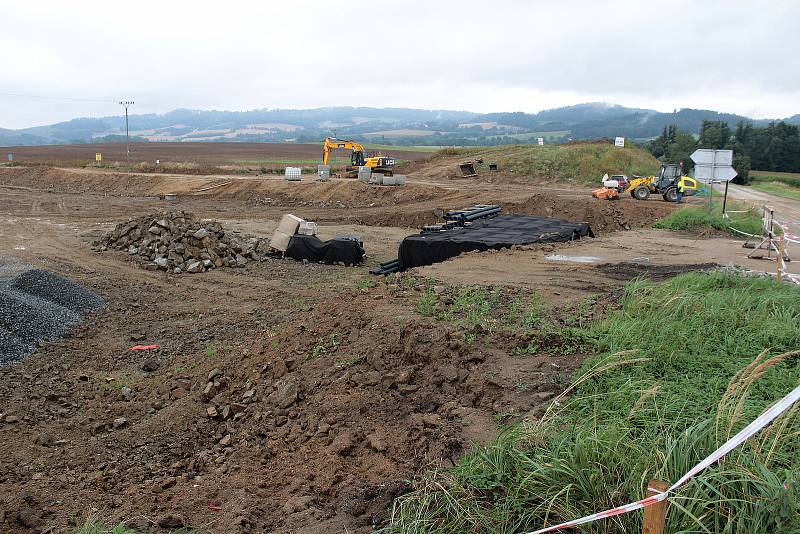 Stavba přeložky silnice I/3 u Olbramovic poslední srpnovou středu 2021.