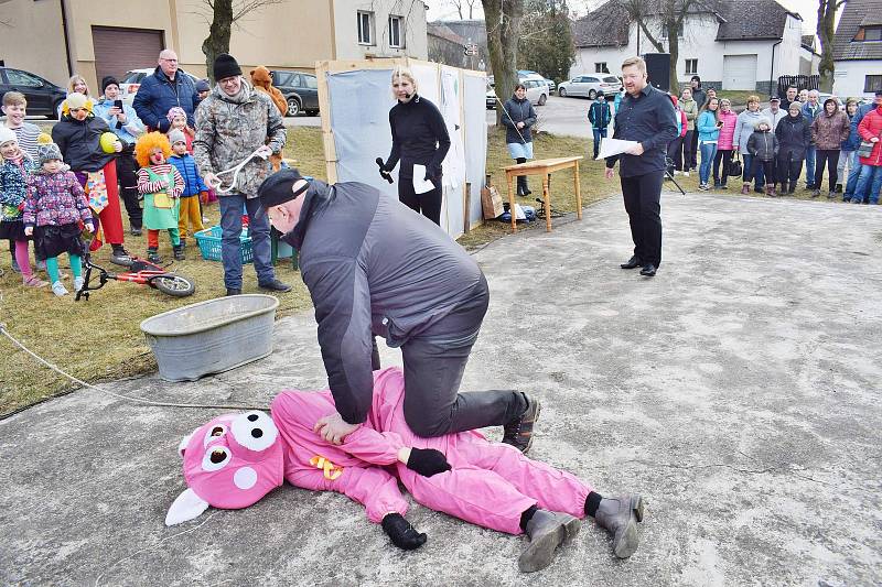 Z masopustního veselí na návsi v Červeném Újezdu.