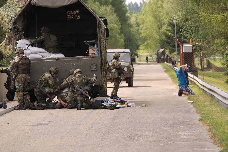 Příslušníci Aktivních záloh AČR nacvičovali na přehradě Švihov na Želivce ochranu strategických objektů.