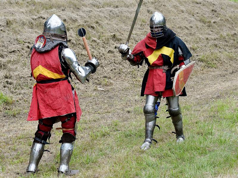 Nelítostné souboje, bitva nebo například komentované ukázky výzbroje středověkého vojáka. To je jen malý výčet z programu Historického festivalu, který se konal v sobotu 27. července v okolí tvrze v Mrači.
