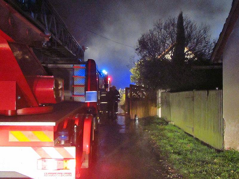 V obci Libouň u Zvěstova zasahovali v sobotu po 19. hodině hasiči z Vlašimi, Benešova, Louňovic a Jankova u požáru domu, který plameny zcela poničily.