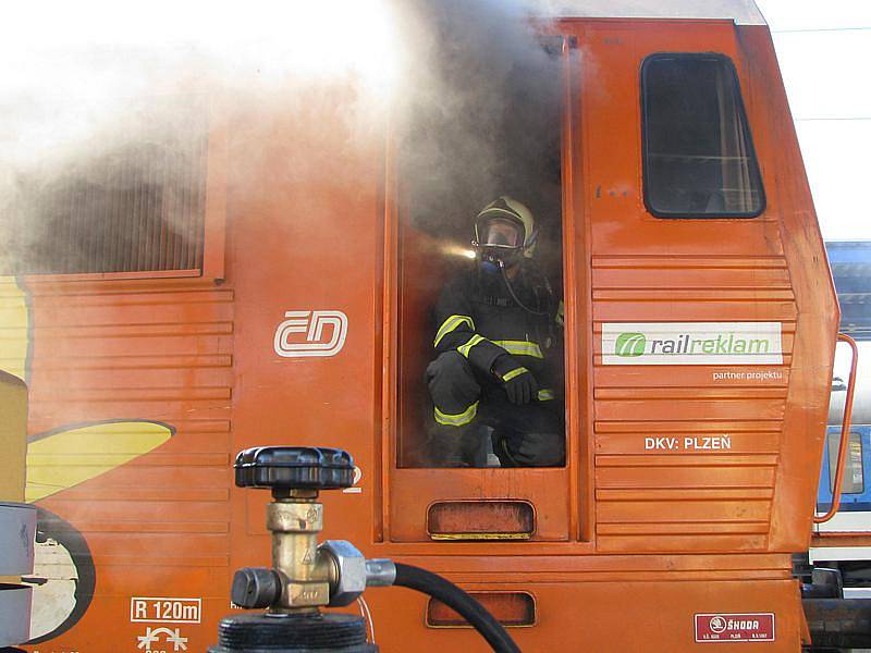 Požár elektrické lokomotivy rychlíku R 642 na benešovském nádraží.