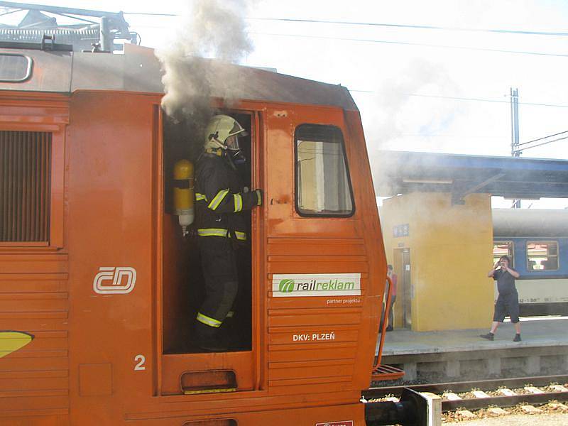 Požár elektrické lokomotivy rychlíku R 642 na benešovském nádraží.