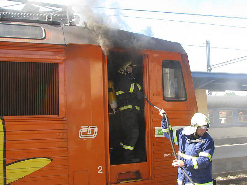 Požár elektrické lokomotivy rychlíku R 642 na benešovském nádraží.