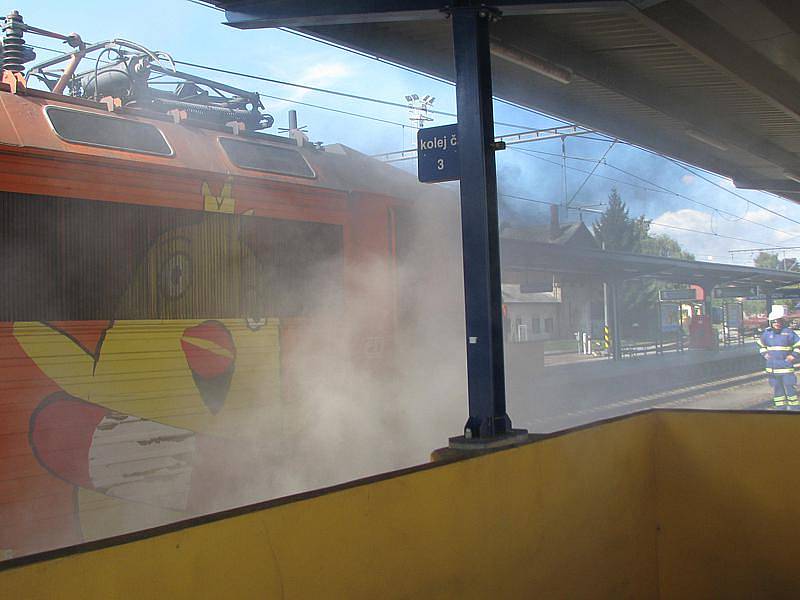 Požár elektrické lokomotivy rychlíku R 642 na benešovském nádraží.