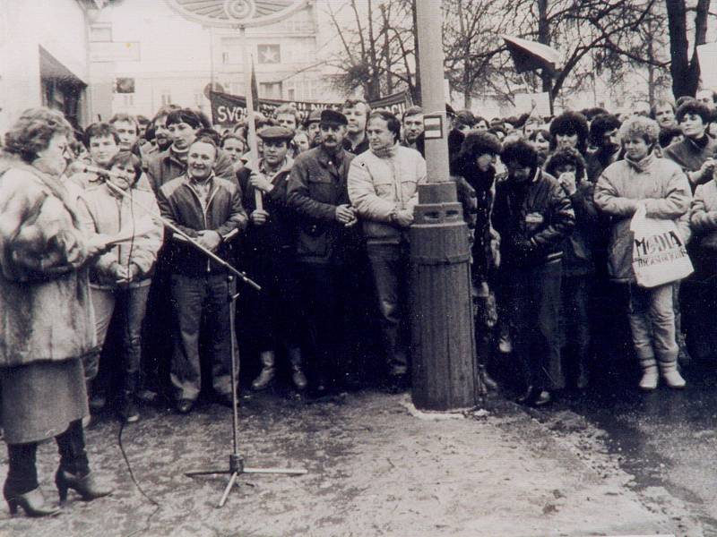 Generální stávka 27. listopadu 1989 na Vítězném náměstí v Benešově. Vlevo hovoří Vlasta Chromá.