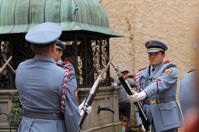 Komentovaná přehlídka Hradní stráže na Konopišti měla u návštěvníků velký ohlas.