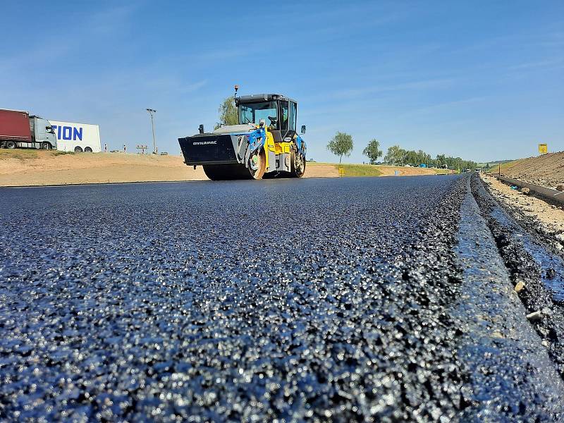 Práce na stavbě obchvatu na konci srpna 2022.