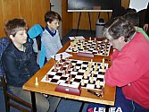 V utkání Vlašim D - Struhařov B zvítězilo mládí nad zkušenostmi. Na snímku vpředu souboj domácího Kryštofa Křížka s Miroslavem Kurelem, vedle Křížka sedí Filip Vopálka. 
