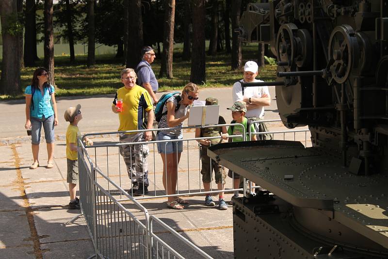 Vojenské technické muzeum se opět po roce velkolepě otevřelo veřejnosti. Dvacátou druhou sezonu zahájil průlet letounů i ukázka bitvy u Zborova.
