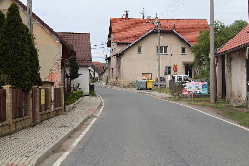 Silnice II/150 z Votic do Louňovic pod Blaníkem prochází Zvěstovem.