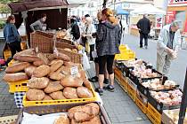 Jak se s podmínkami bezpečnosti před kapénkami čínského viru vyrovnají na farmářském trhu v Benešově například prodejci čerstvého pečiva, bude zřejmé v sobotu 9. května 2020.