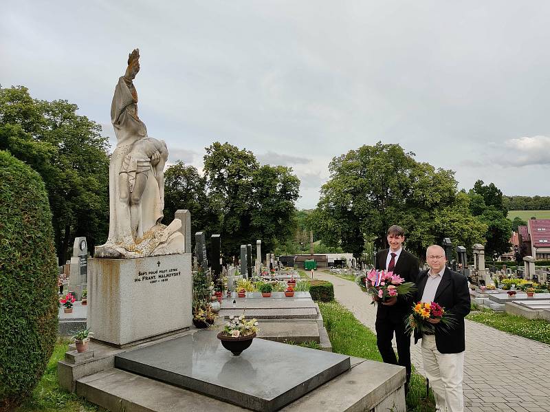 Pieta u hrobu Františka Malkovského na novém benešovském hřbitově. Vlevo je místostarosta Bystřice Daniel Štěpánek, vpravo starosta Maršovic Bohumil Ježek.