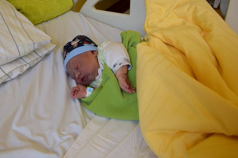 Dominik Procházka se rodičům Veronice s Ondřejem z Křížova narodil v benešovské porodnici 29. května 2022 v 18.30 hodin. Doma se na brášku těší sestřičky Viktorka (7 let) a Verunka (6).