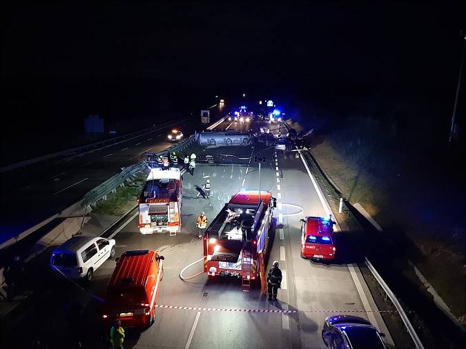 Hromadná nehoda na dálnici D1 v prostoru křižovatky Psáře na 49. kilometru ve směru do Brna.