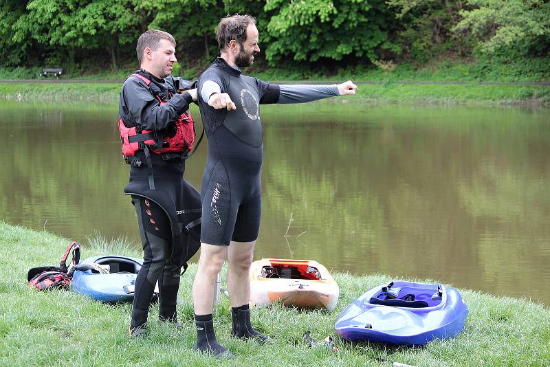 Vodáci si v neděli 23. května nenechali ujít příležitost pro své hobby. Ideální výšku hladiny využili k plavbě z Týnce nad Sázavou do Pikovic.