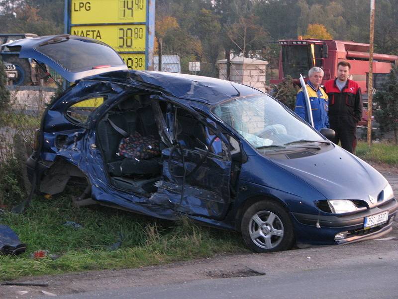 Nehoda "Na Čubě" Slaný-Kvíc. Opilý řidič vjel pod cisternu.