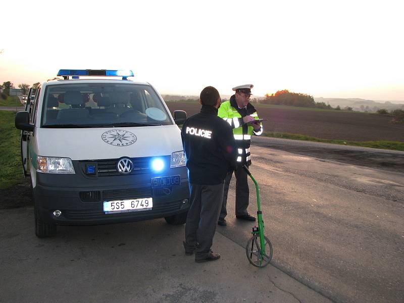 Nehoda "Na Čubě" Slaný-Kvíc. Opilý řidič vjel pod cisternu.