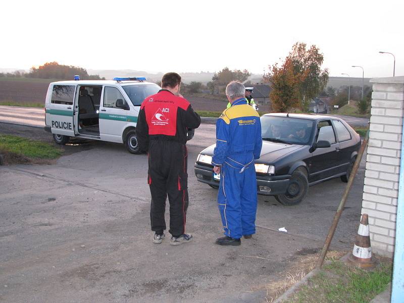 Nehoda "Na Čubě" Slaný-Kvíc. Opilý řidič vjel pod cisternu.