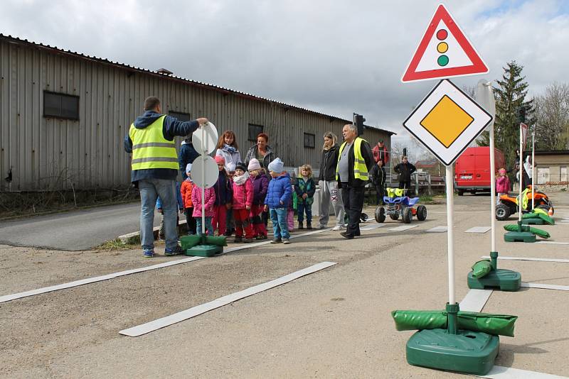 Mobilní hřiště navštívilo obec Ratměřice. Děti si tak mohly vyzkoušet silniční provoz v praxi.