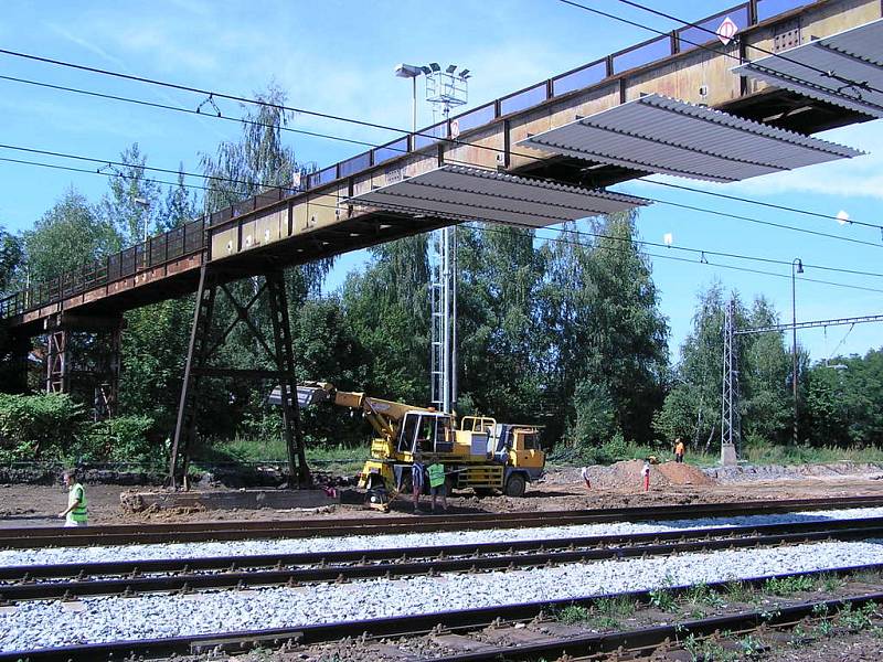 Na lávce už byly v červenci nainstalovány protidotykové ochrany