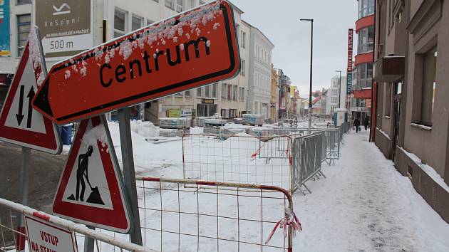 Tyršova ulice pod sněhem a bez stavebního ruchu 3. ledna 2019.