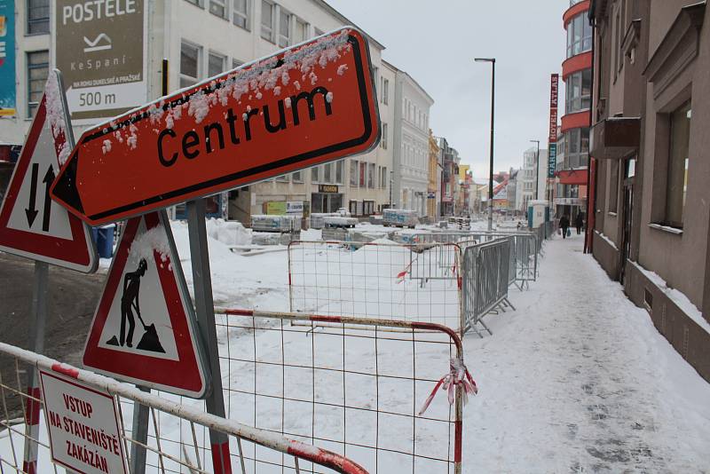 Tyršova ulice pod sněhem a bez stavebního ruchu 3. ledna 2019.